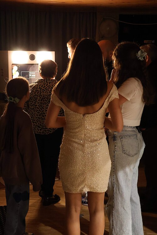 Invités rassemblés devant le photobooth FunkyPix pendant les 50 ans de Florianne à Villevaudé