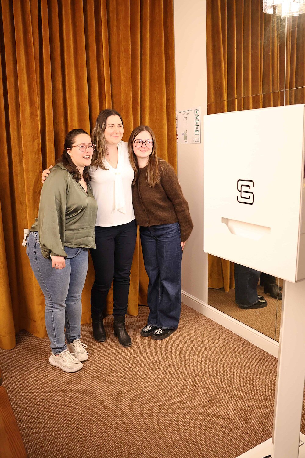 Trois participantes devant la borne photobooth FunkyPix - afterwork SME