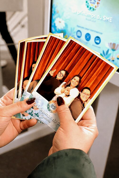 Tirages photo personnalisés tenus en main - Printemps du SME 31 mars 2026
