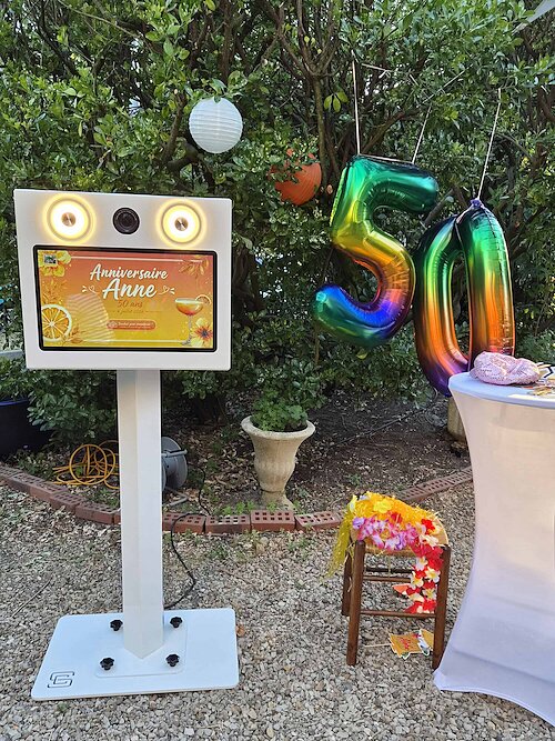 Photobooth personnalisé installé près des ballons 50 ans pour l’anniversaire d’Anne