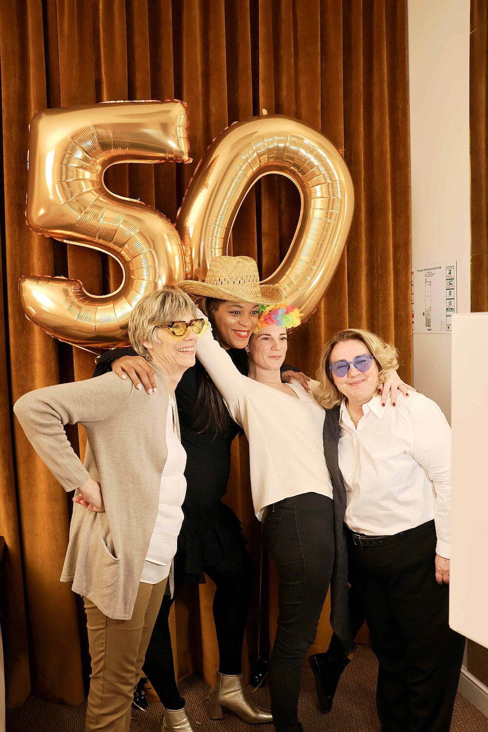 Photobooth professionnel lors d’un anniversaire 50 ans avec animation photo événementielle et impressions instantanées personnalisées
