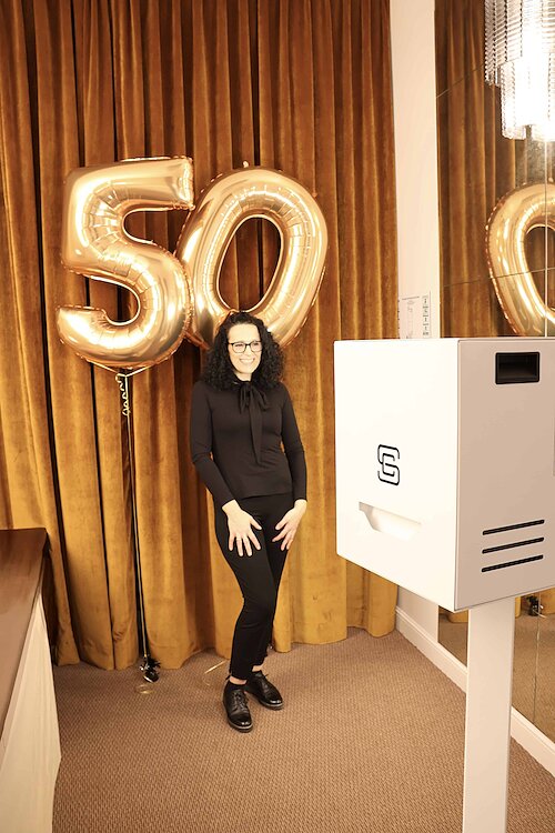 Animation photobooth professionnelle pour anniversaire 50 ans avec borne photo interactive et ambiance festive haut de gamme