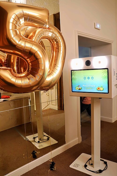 Location de photobooth FunkyPix pour anniversaire 50 ans avec borne photo premium et décoration événementielle personnalisée