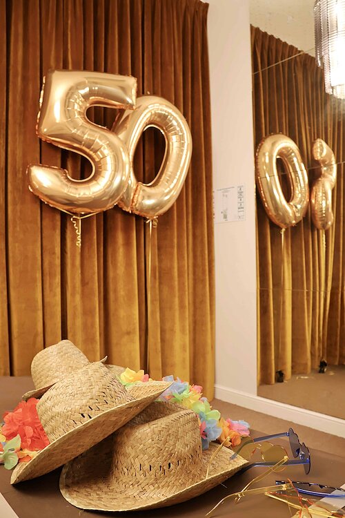 Invités utilisant une borne photo FunkyPix pendant un événement anniversaire haut de gamme en Seine-et-Marne
