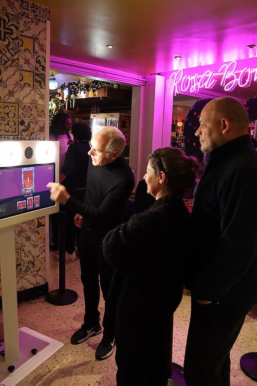 Invités découvrant le photobooth lors d’un anniversaire de 60 ans au Rosa Bonheur à Paris