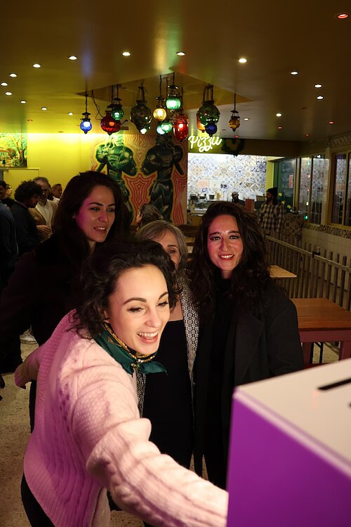 Invitées utilisant le photobooth pendant l’anniversaire au Rosa Bonheur des Buttes-Chaumont