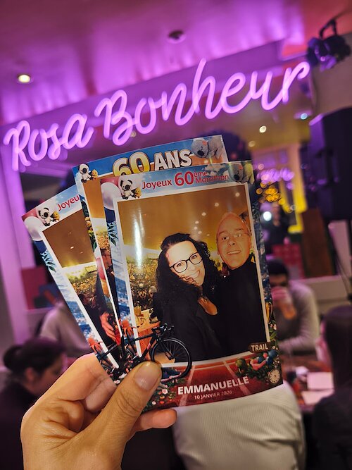 Tirages personnalisés du photobooth pour les 60 ans d’Emmanuelle au Rosa Bonheur