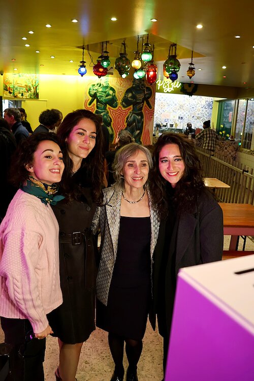 Invitées réunies devant le photobooth pendant l’anniversaire de 60 ans à Paris