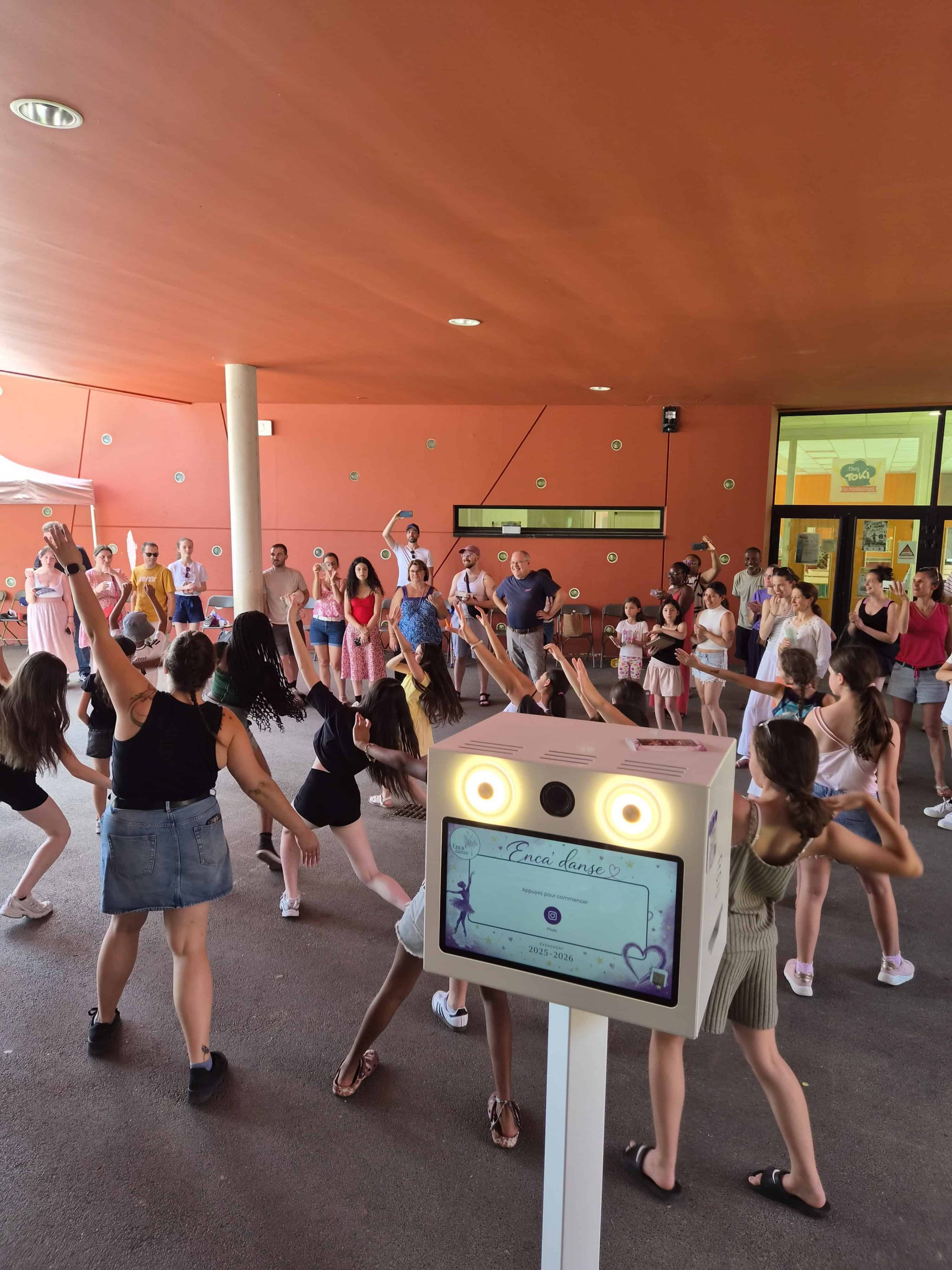 Flash mob des danseuses devant le photobooth Enca'Danse