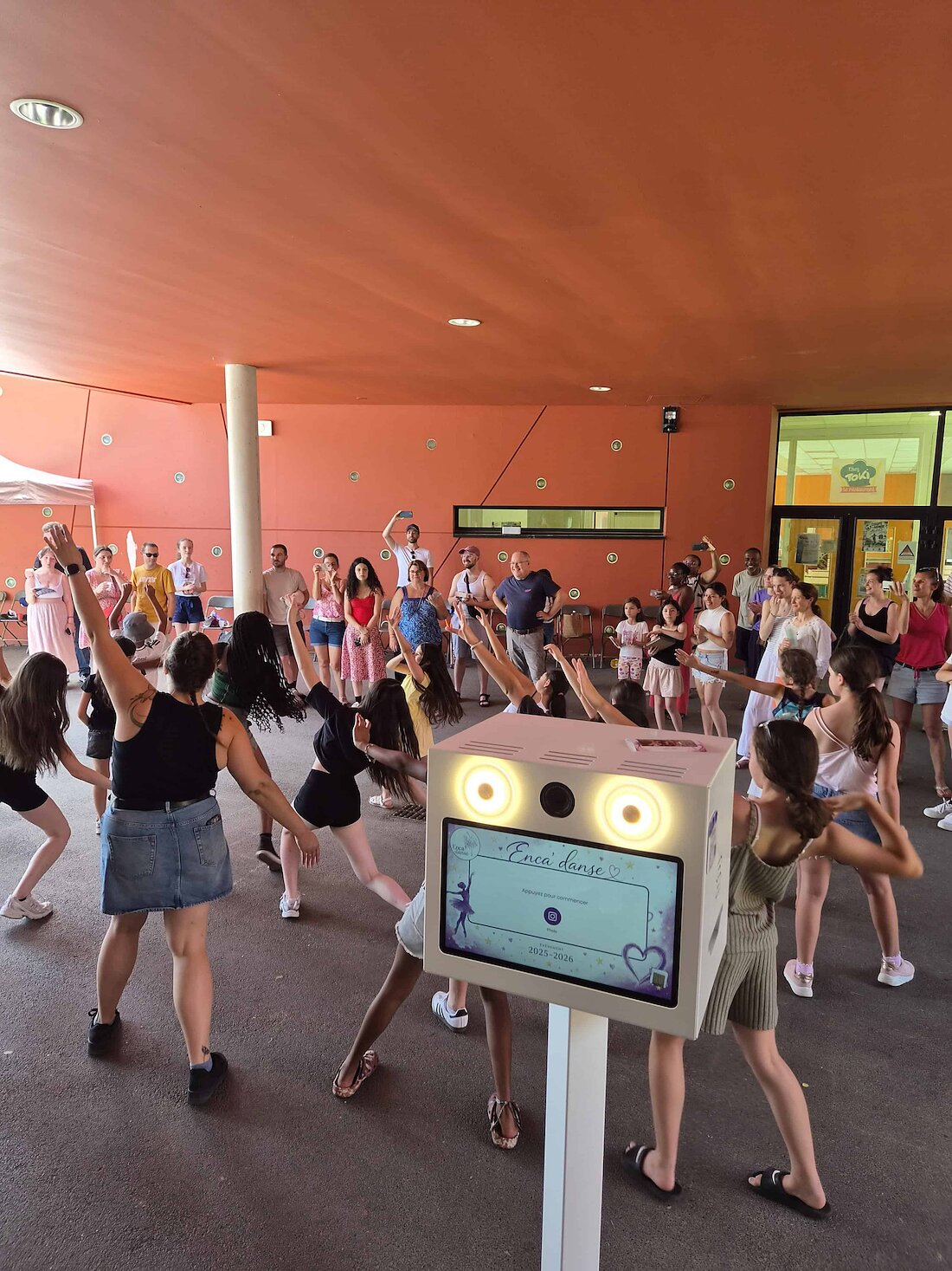 Flash mob des danseuses devant le photobooth Enca'Danse