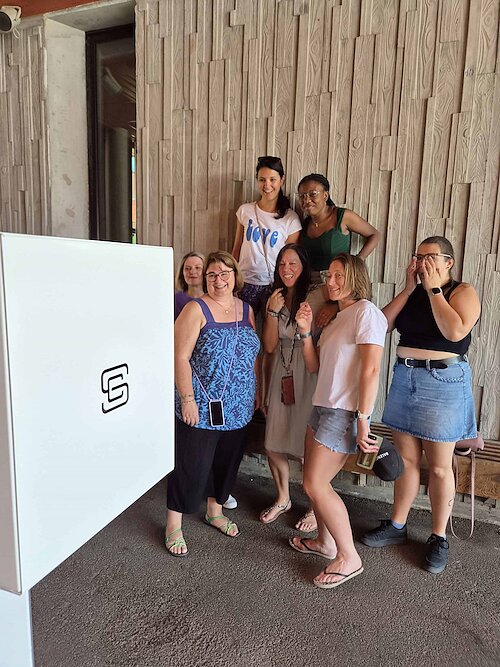 Photo de groupe devant le photobooth lors du pique-nique Enca'Danse