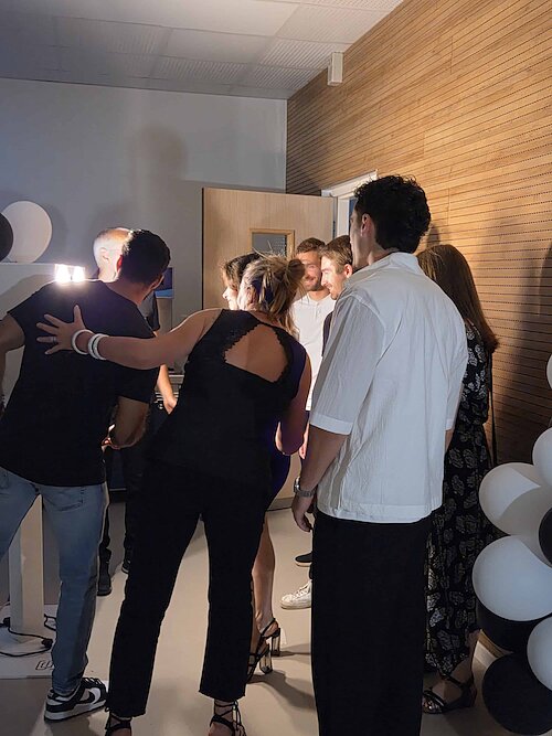 Enseignants devant le photobooth lors du bal des troisièmes au collège Romain Rolland.