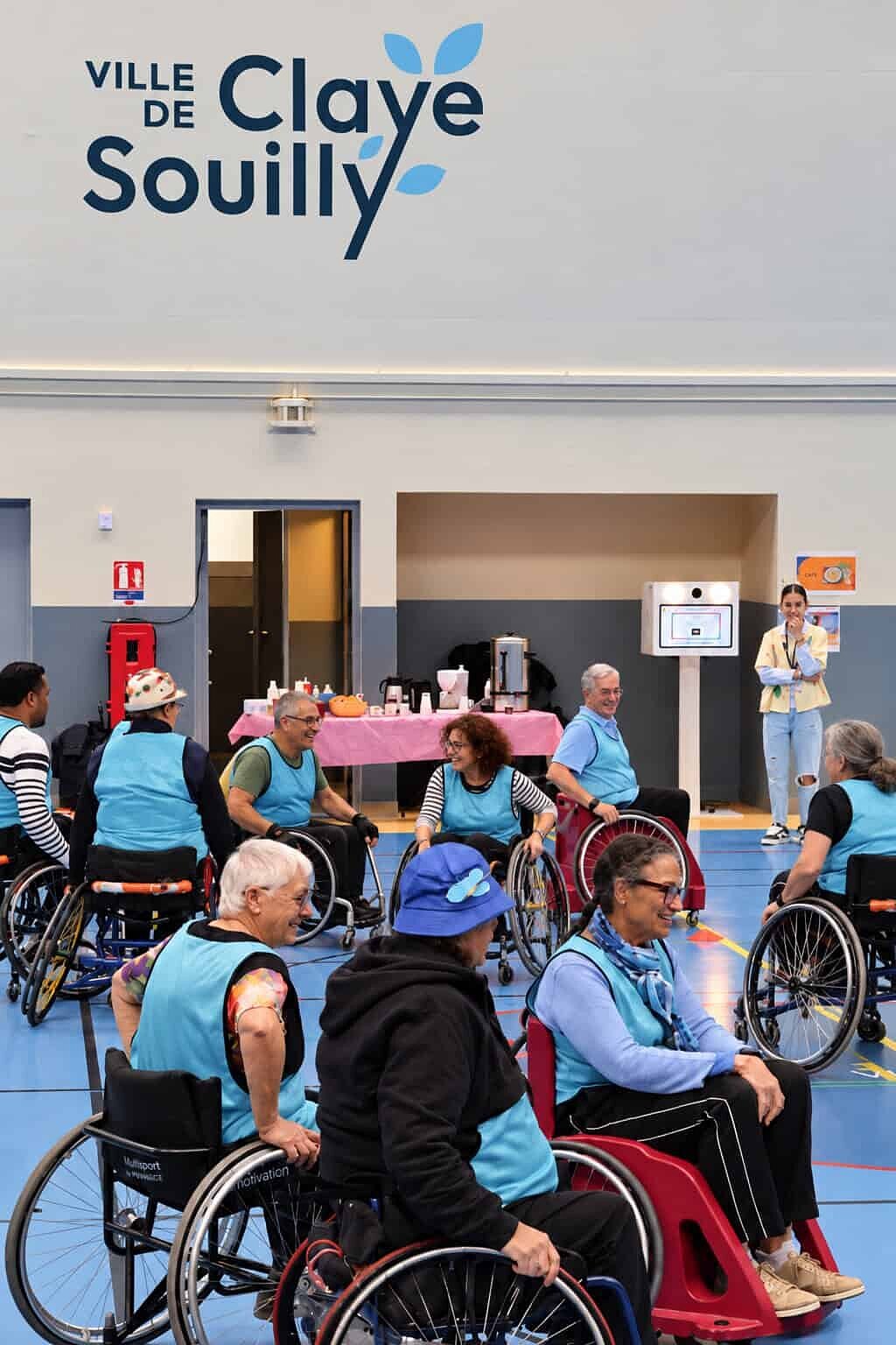 Participants de l’équipe bleue à l'atelier Handisport lors de Faites Ensemble à Claye-Souilly, avec le photobooth en arrière-plan.
