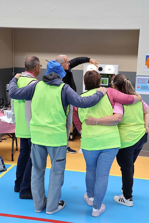 Un animateur FunkyPix guide les seniors de l’équipe verte devant le photobooth du CCAS de Claye-Souilly.