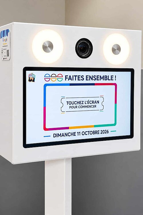 Photobooth FunkyPix avec écran d’accueil personnalisé Faites Ensemble pour le CCAS de Claye-Souilly.