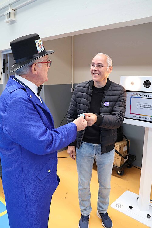 Échange d’un ticket donnant droit à un tirage photo pendant l’animation photobooth du CCAS de Claye-Souilly.