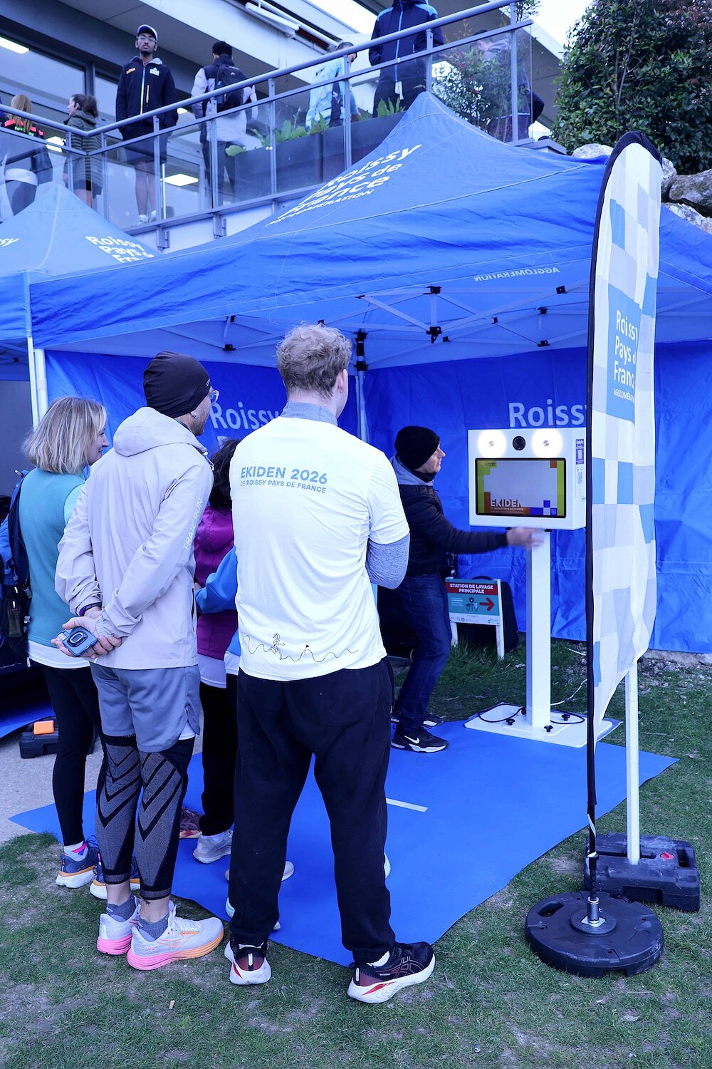 Photobooth sur événement sportif Ekiden à Roissy-en-France avec file de coureurs au village