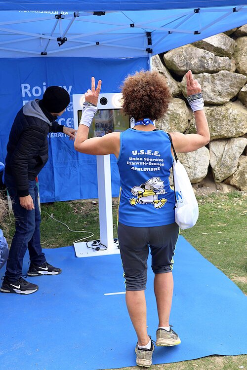 Coureur utilisant une borne photo sur le village sportif de l’Ekiden de Roissy-en-France