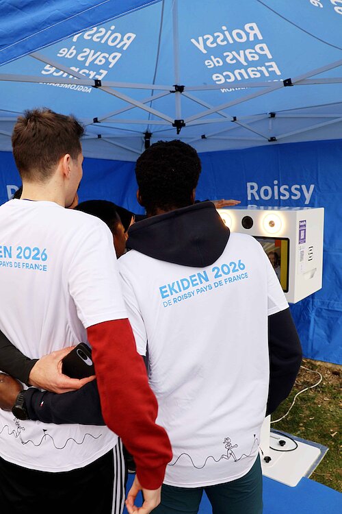 Coureurs Ekiden Roissy attente borne photo village sportif sous barnum