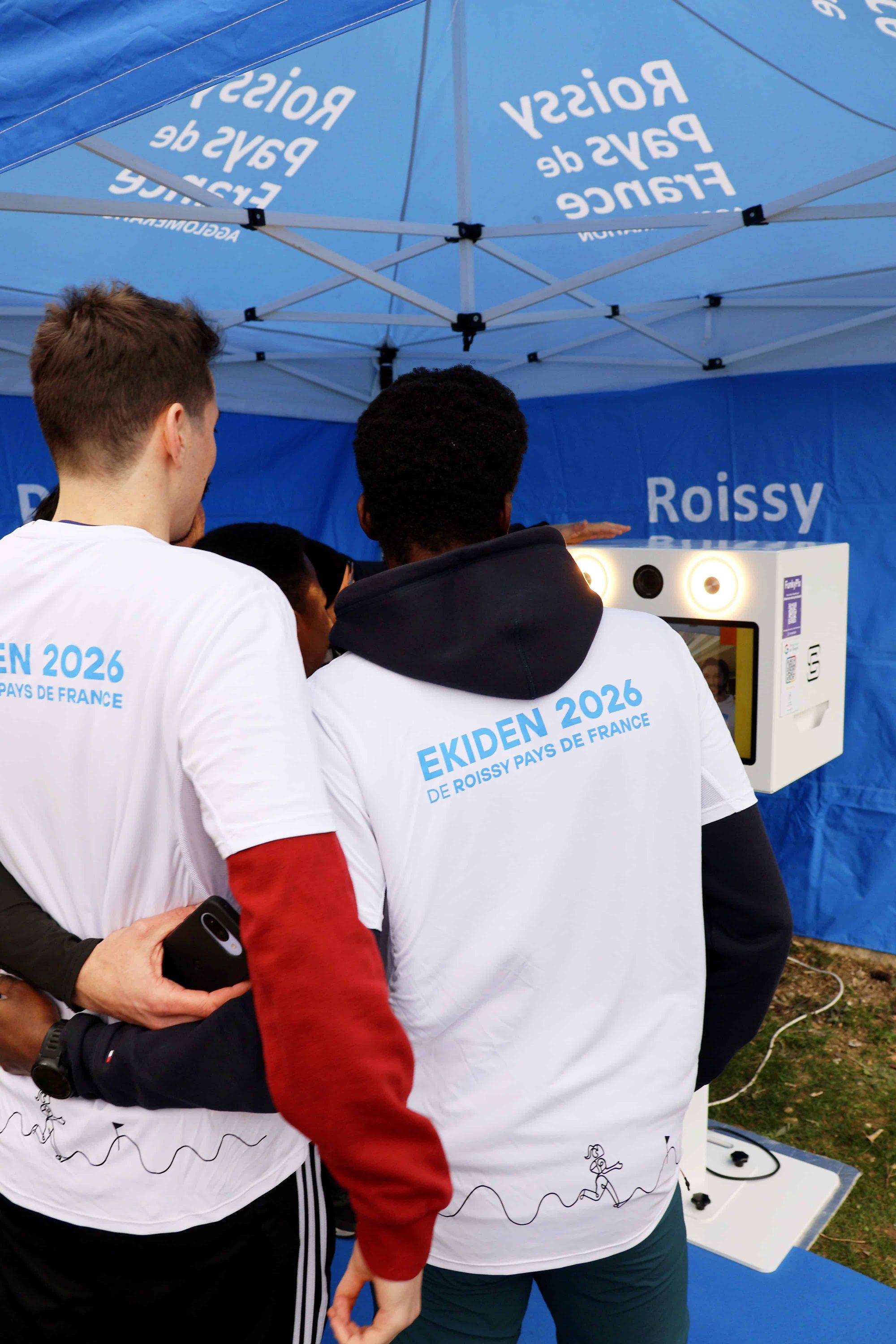Coureurs Ekiden Roissy attente borne photo village sportif sous barnum