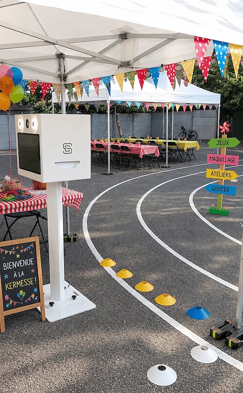 Photobooth FunkyPix installé sous une tente pendant la kermesse de l’école Maryse Bastié à Claye-Souilly