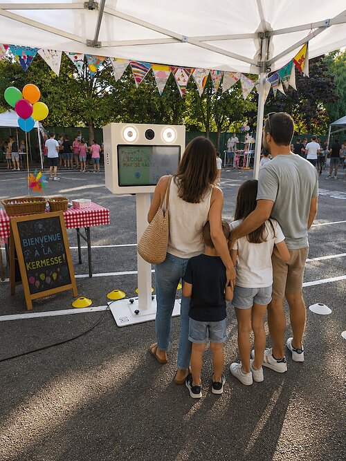 Famille réunie devant la borne photo pendant les 50 ans de l’école Maryse Bastié à Claye-Souilly