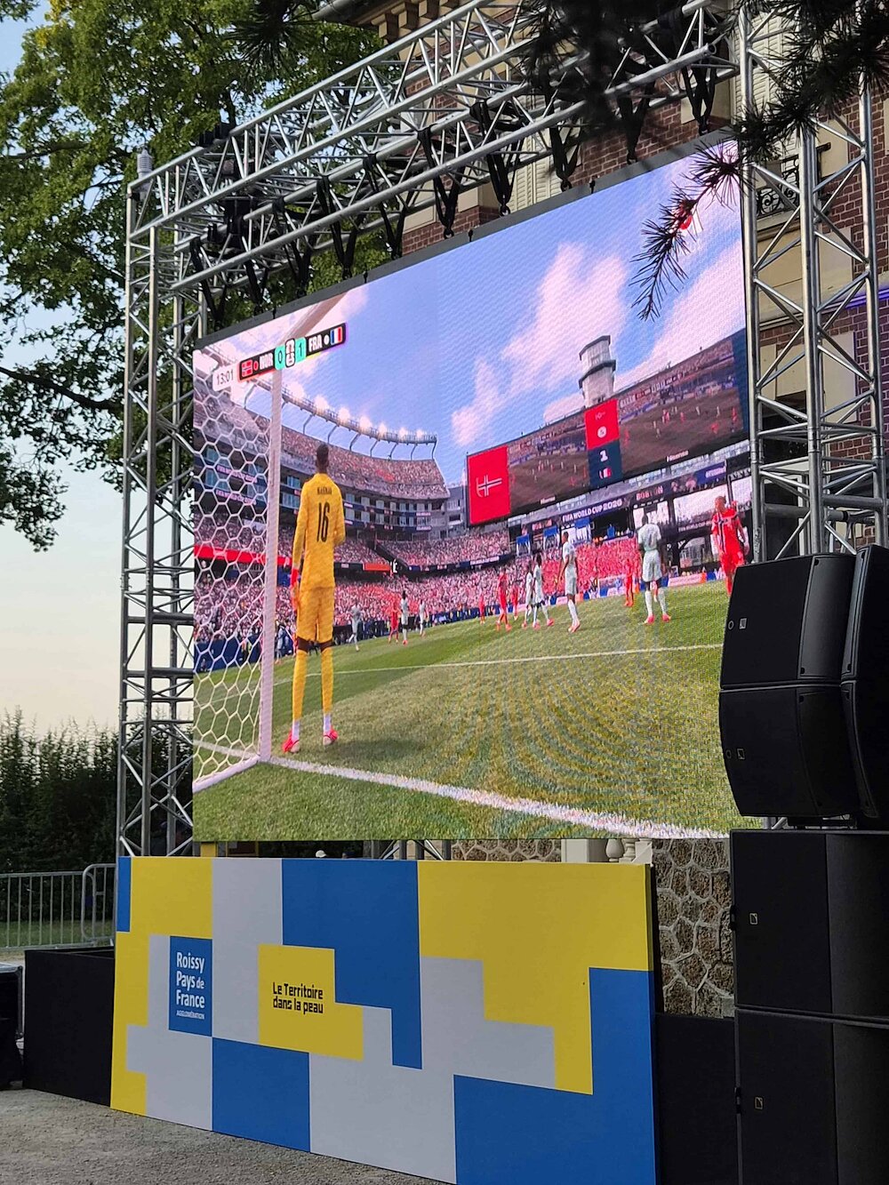 Écran géant diffusant le match France - Norvège à Survilliers