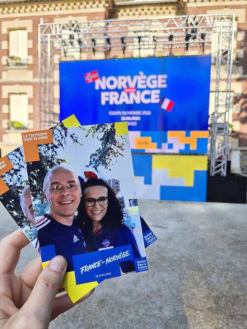 Tirage photo personnalisé devant l'écran géant de la fan zone organisée par Roissy Pays de France Agglomération