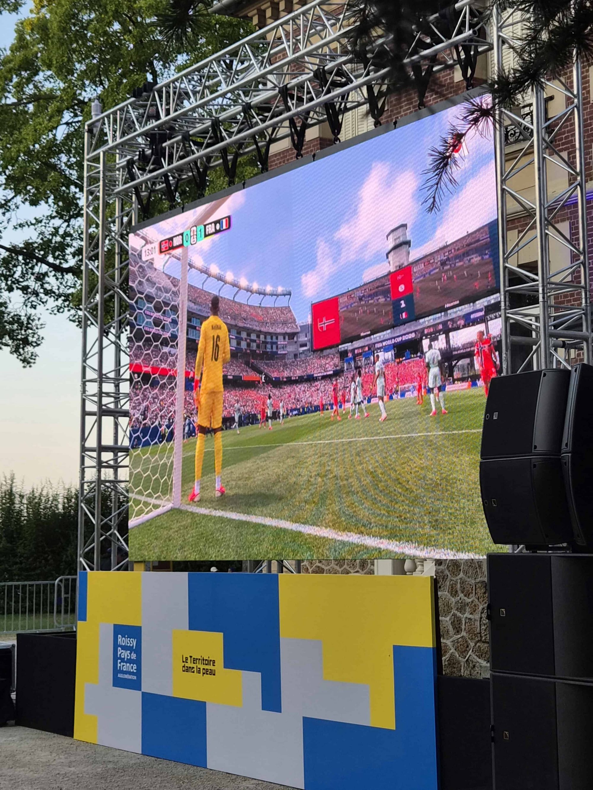 Écran géant diffusant le match France - Norvège à Survilliers
