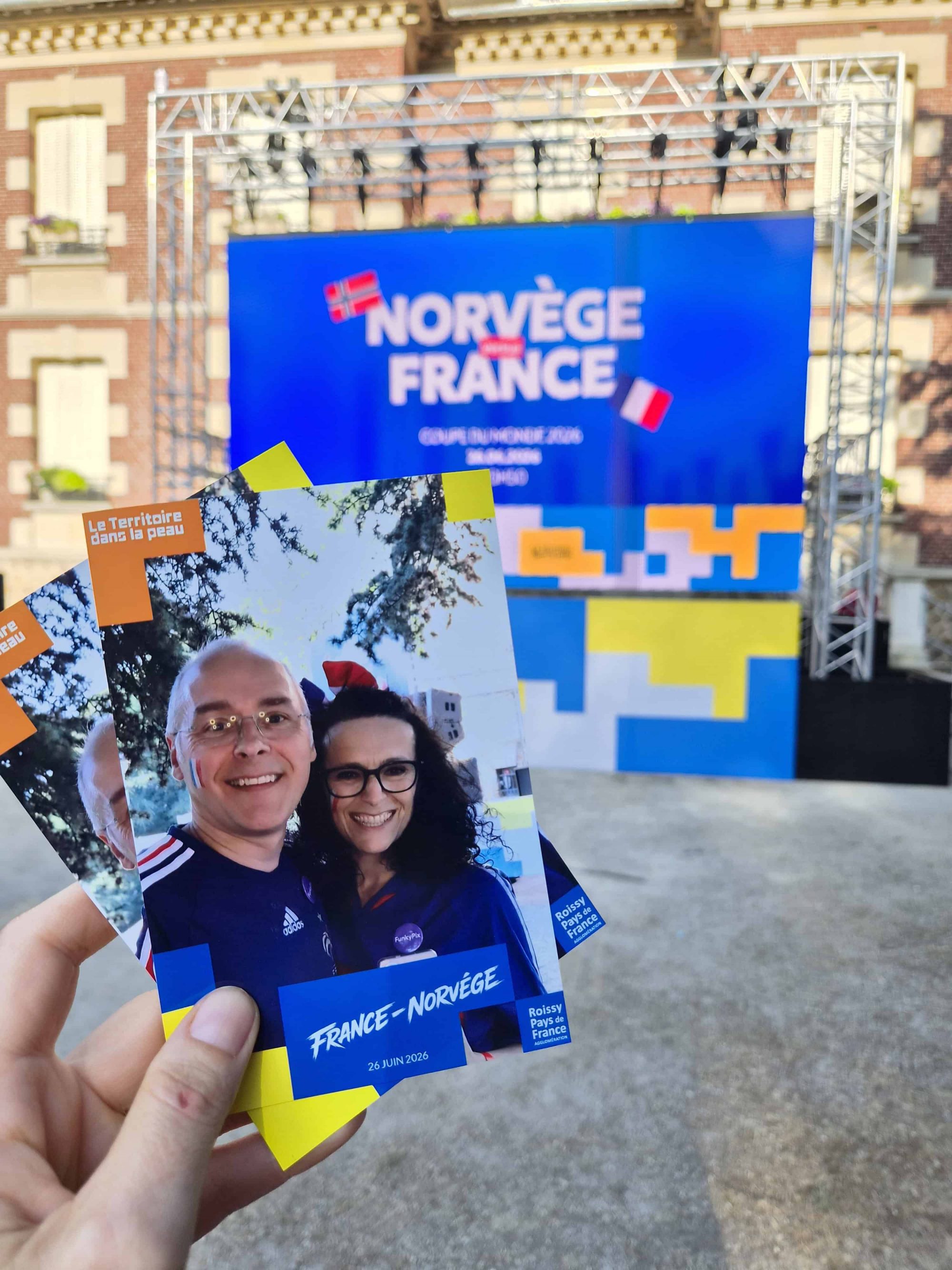 Tirage photo personnalisé devant l'écran géant de la fan zone organisée par Roissy Pays de France Agglomération