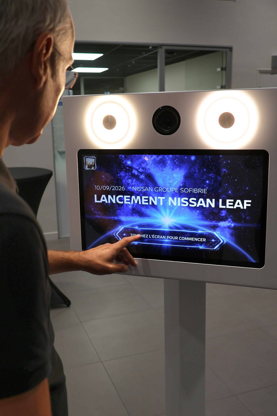 Fabien testant l'écran tactile du photobooth installé lors de l'événement  personnalisé Nissan Leaf