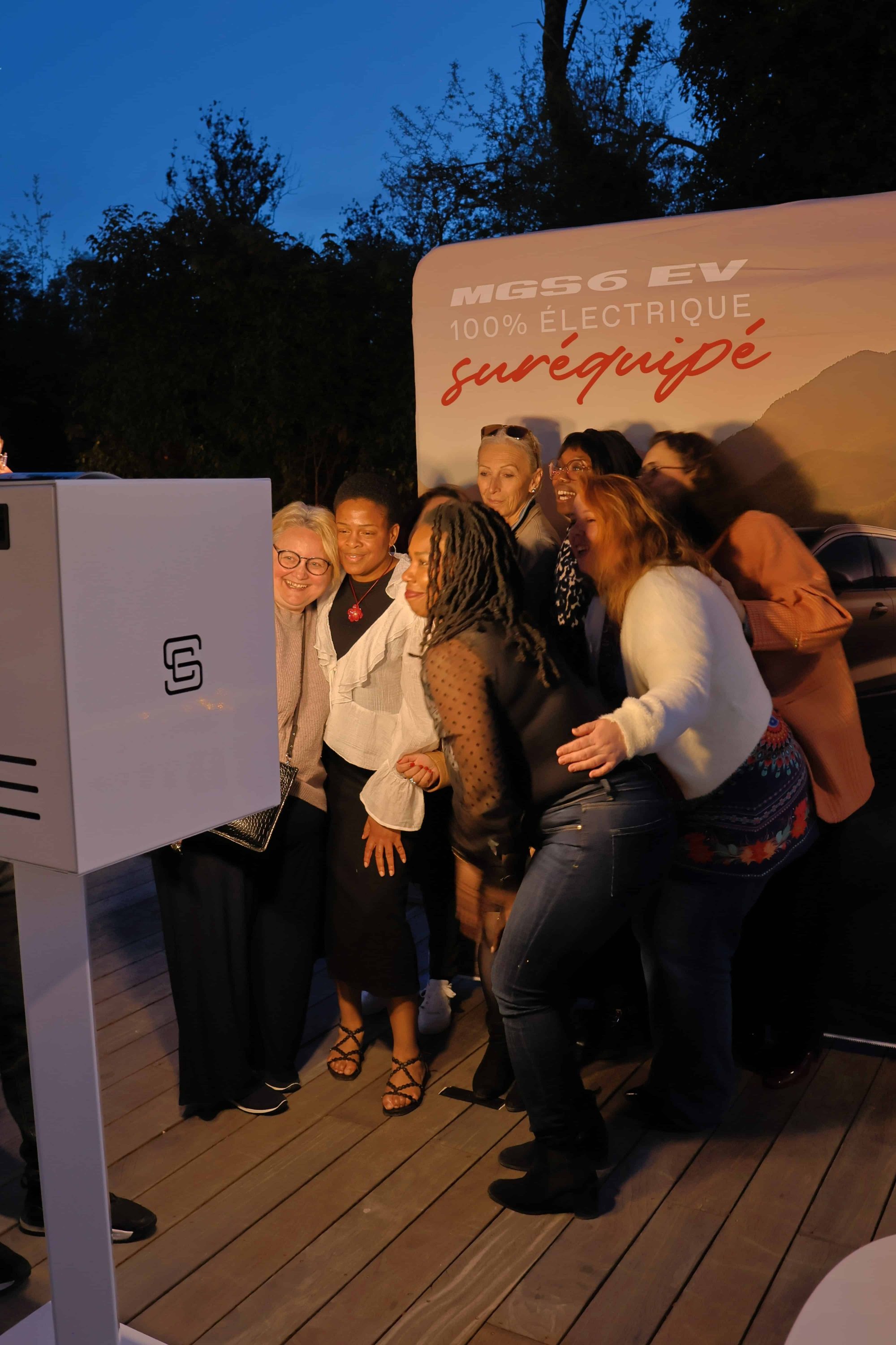 Invitées borne photo fond MG électrique de nuit événement entreprise Lagny-sur-Marne