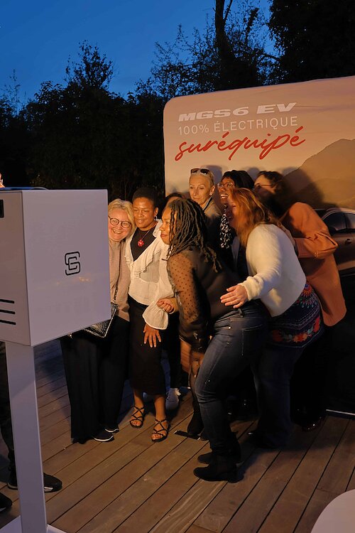 Invitées borne photo fond MG électrique de nuit événement entreprise Lagny-sur-Marne