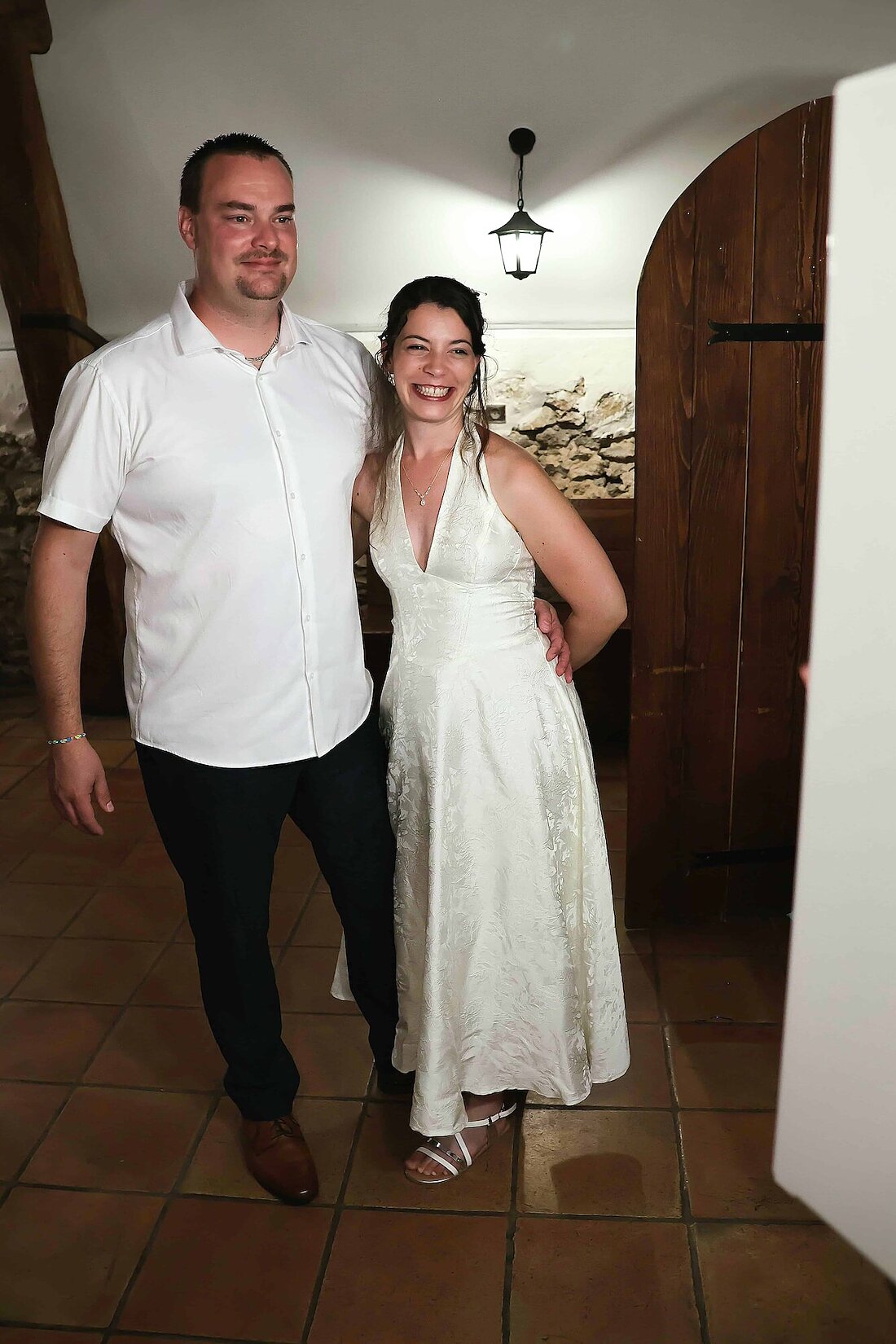 Coralie et Damien à la Ferme de la Petite Loge le soir de leur mariage