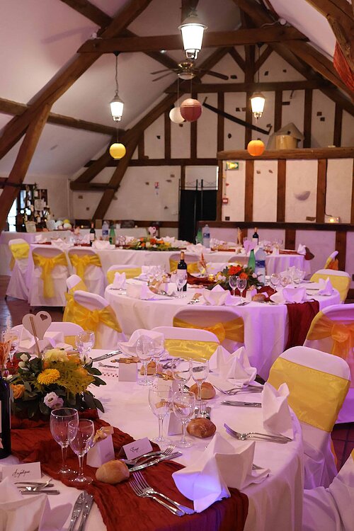 Salle de réception rustique de la Ferme de la Petite Loge décorée pour le mariage