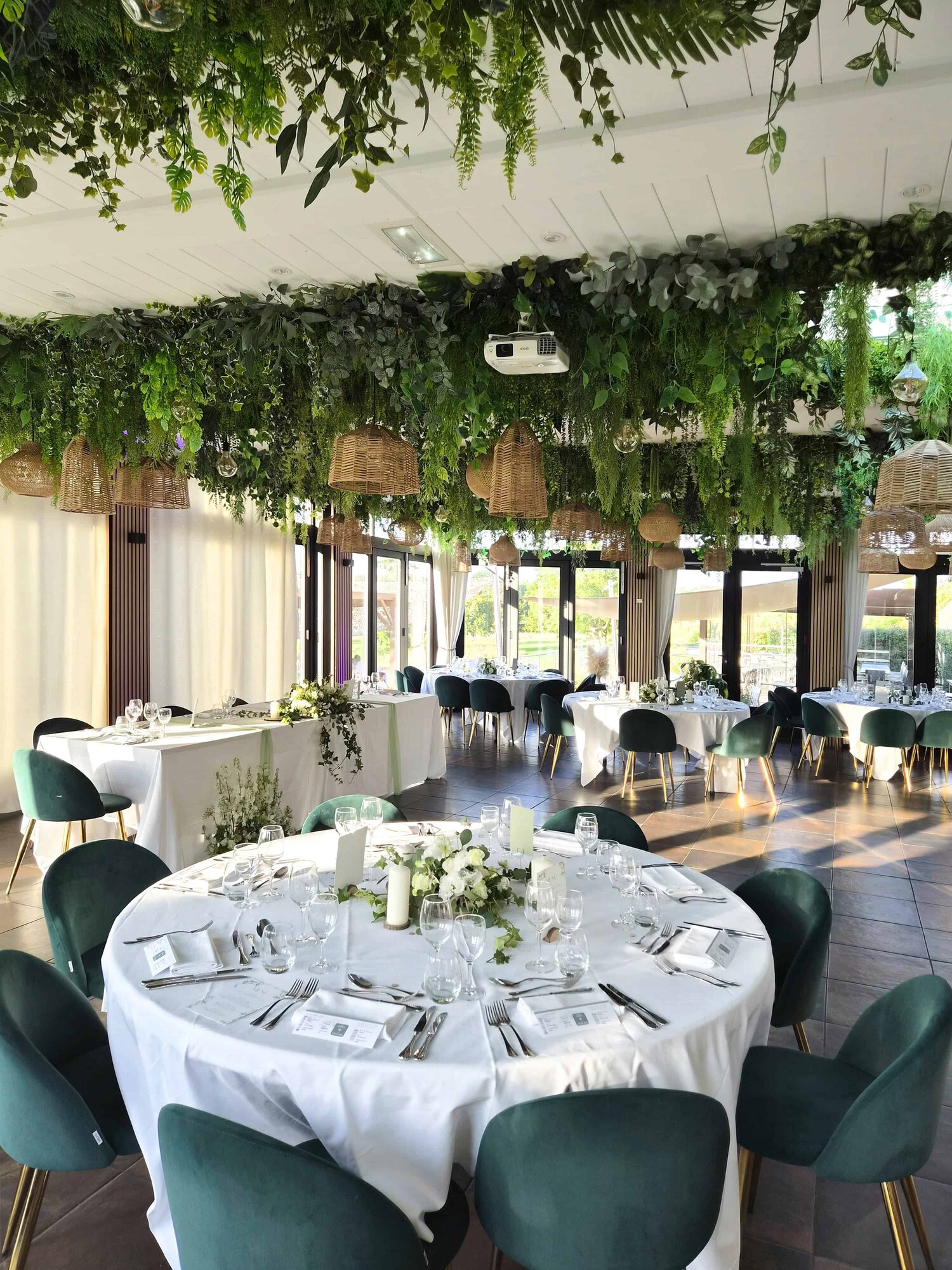 Salle de réception du Domaine de Crécy décorée pour le mariage d'Océane et Anthony en Seine-et-Marne