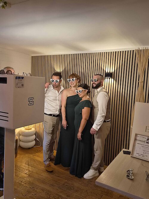 Les témoins des mariés profitent de l'animation photobooth pendant la réception au Domaine de Crécy
