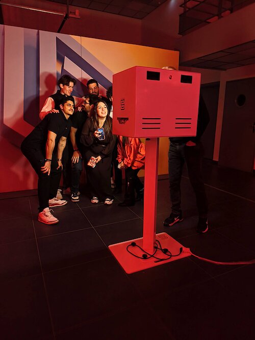 Groupe d'invités posant devant le photobooth lancement Clio 6 - animation photo événement Renault concession