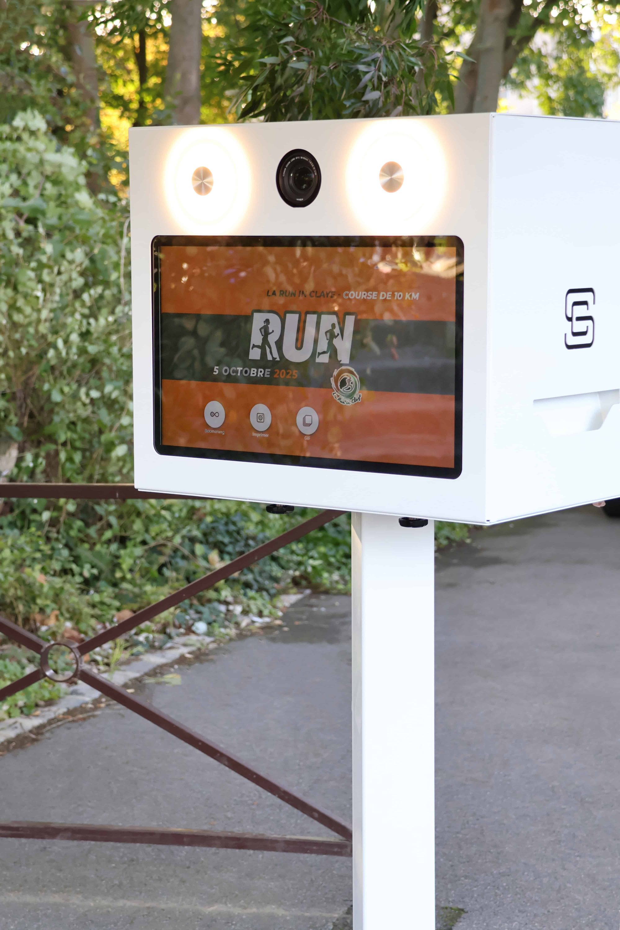 Borne photobooth FunkyPix installée en extérieur pour la Run In Claye - course de 10 km à Claye-Souilly en Seine-et-Marne