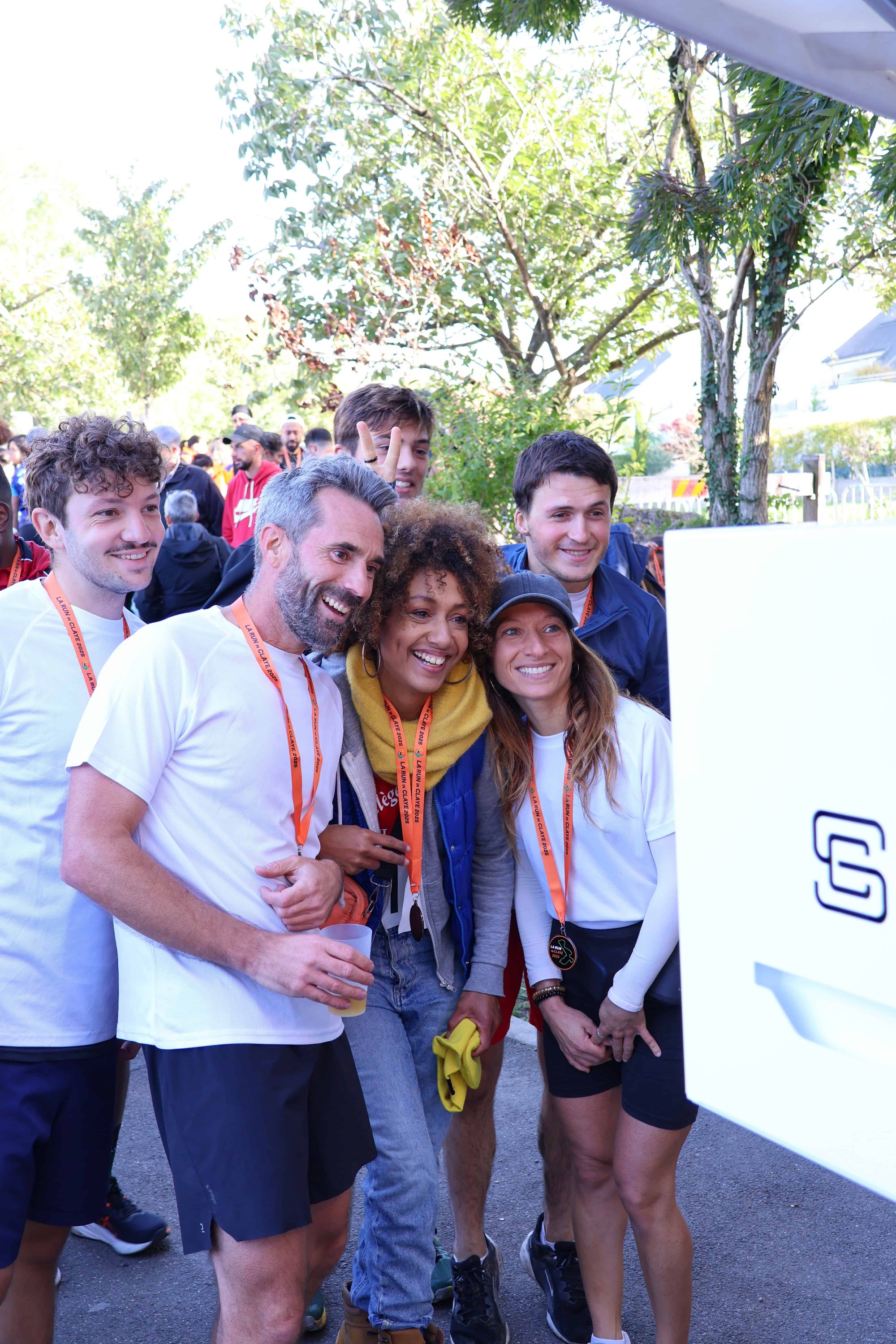 Groupe de participants souriants posant devant le photobooth lors de la Run In Claye à Claye-Souilly - animation photo course à pied