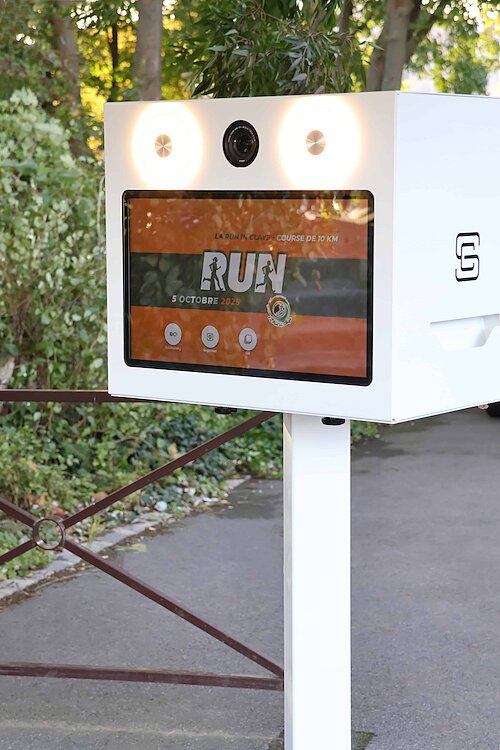 Borne photobooth FunkyPix installée en extérieur pour la Run In Claye - course de 10 km à Claye-Souilly en Seine-et-Marne