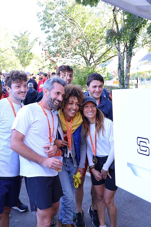 Groupe de participants souriants posant devant le photobooth lors de la Run In Claye à Claye-Souilly - animation photo course à pied