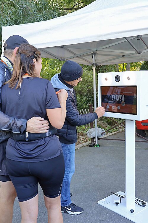 Coureur en tenue de running posant devant la borne photo FunkyPix - photobooth événement sportif Run In Claye Claye-Souilly
