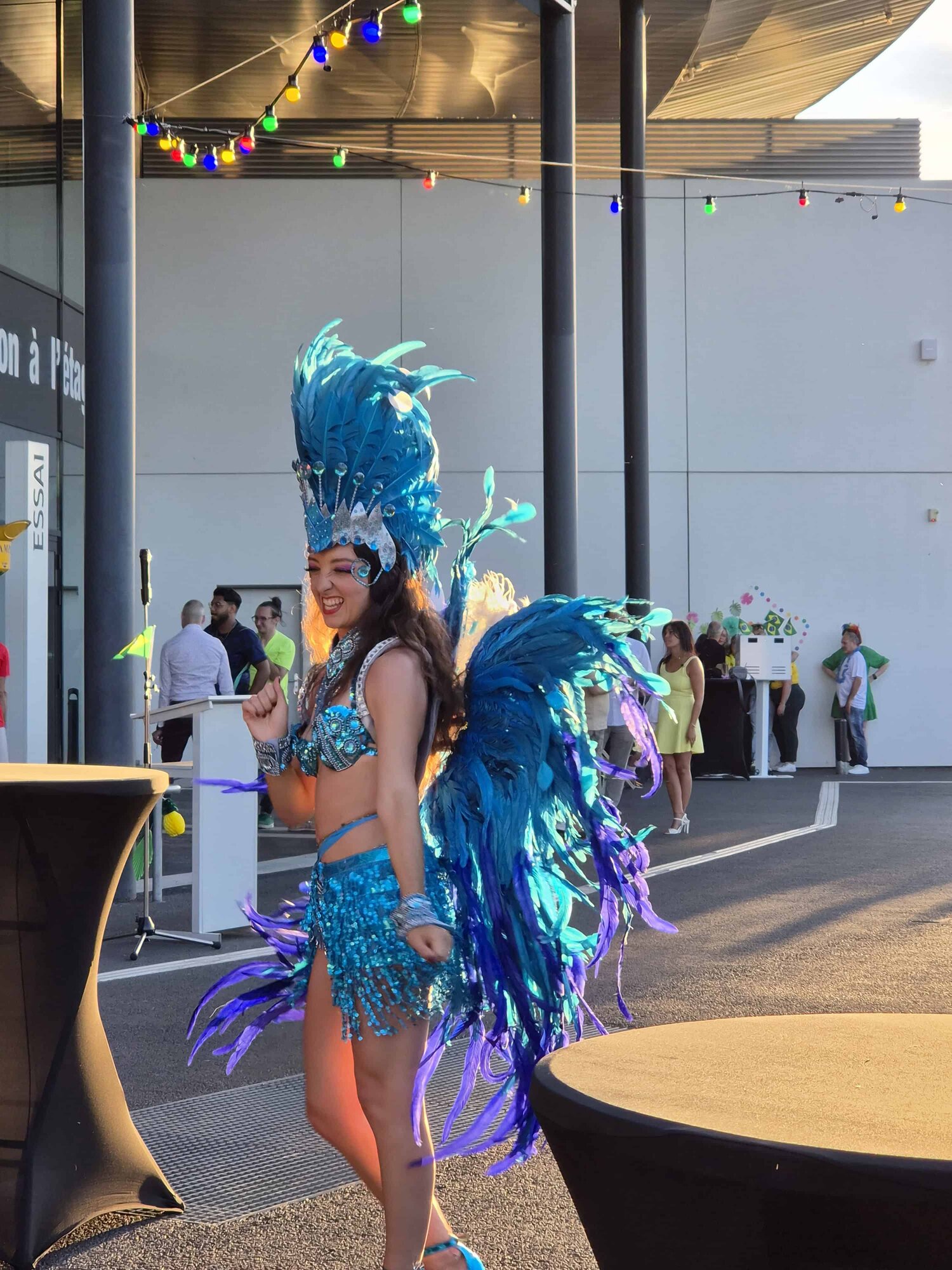 Danseuse brésilienne animant la soirée du personnel du Groupe Sofibrie sur le thème du Brésil.