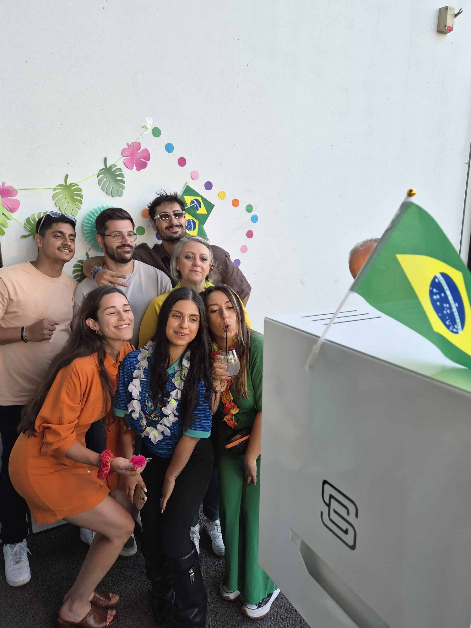 Collaborateurs utilisant le photobooth FunkyPix pendant la soirée du personnel du Groupe Sofibrie