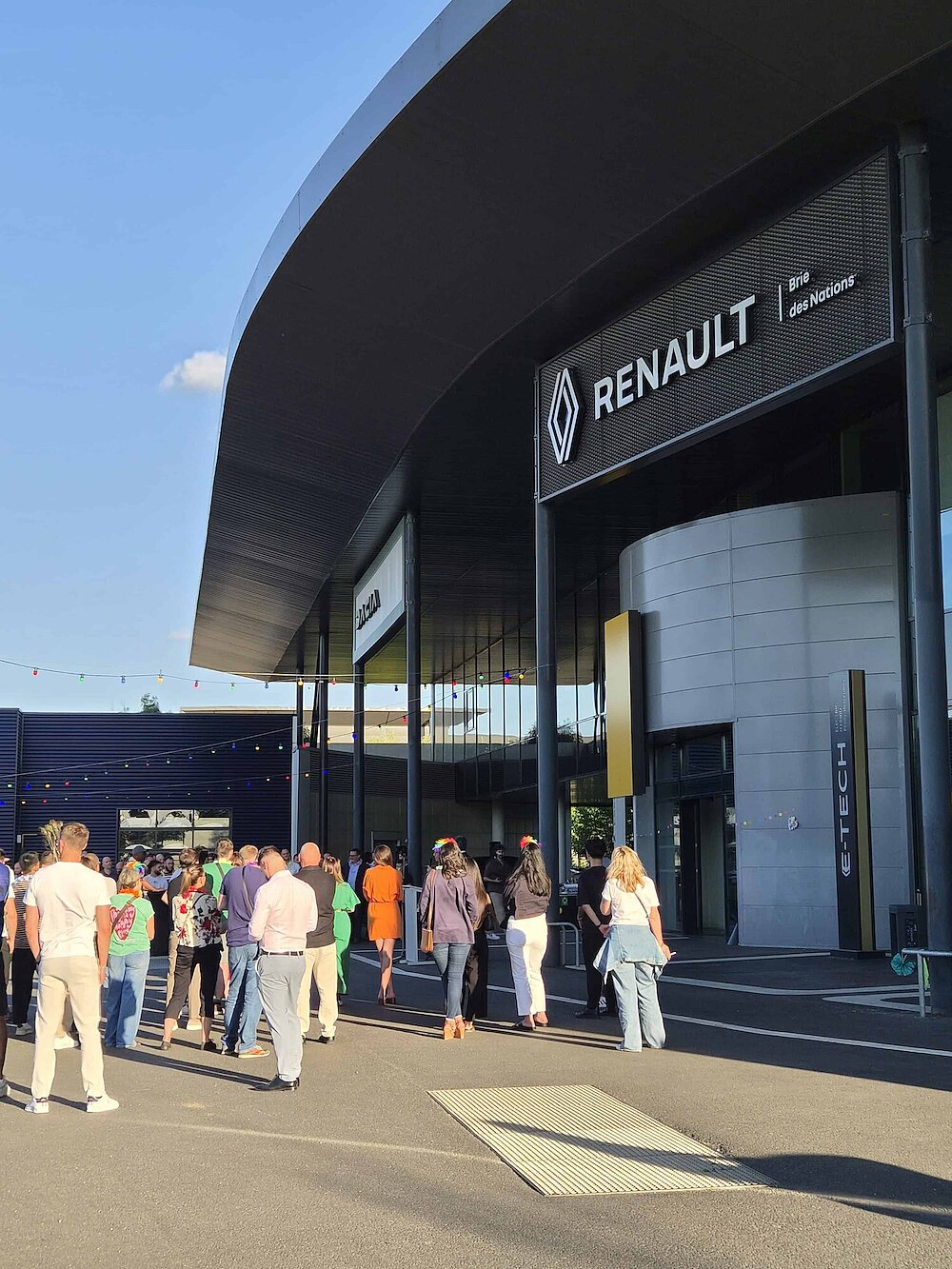 Collaborateurs réunis devant la concession Renault Brie des Nations pour la soirée du personnel du Groupe Sofibrie.
