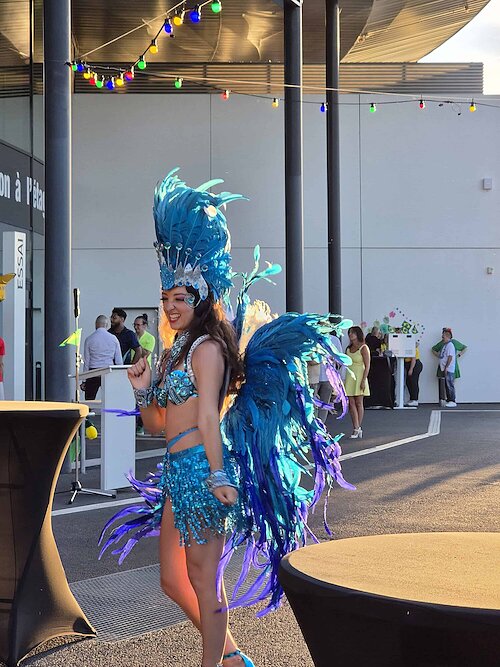 Danseuse brésilienne animant la soirée du personnel du Groupe Sofibrie sur le thème du Brésil.