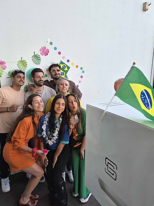 Collaborateurs utilisant le photobooth FunkyPix pendant la soirée du personnel du Groupe Sofibrie
