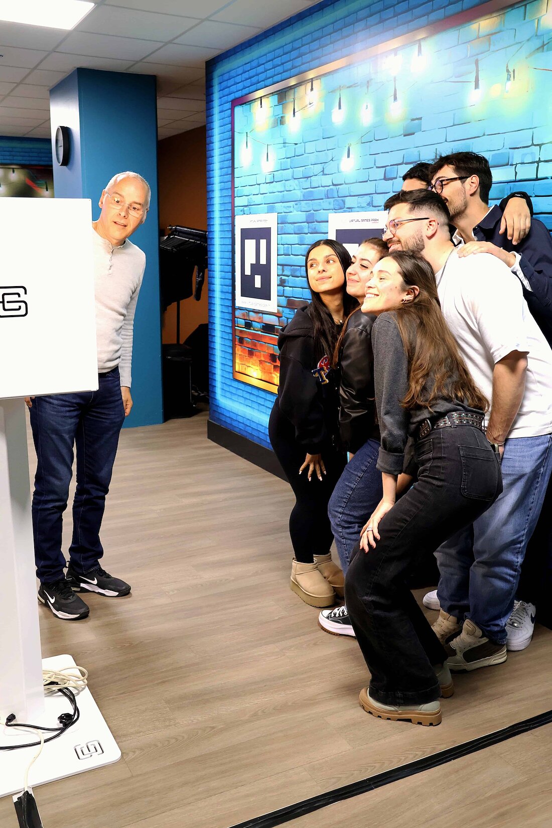 Collaborateurs utilisant le photobooth pendant le team building au Speed Park de Val d’Europe