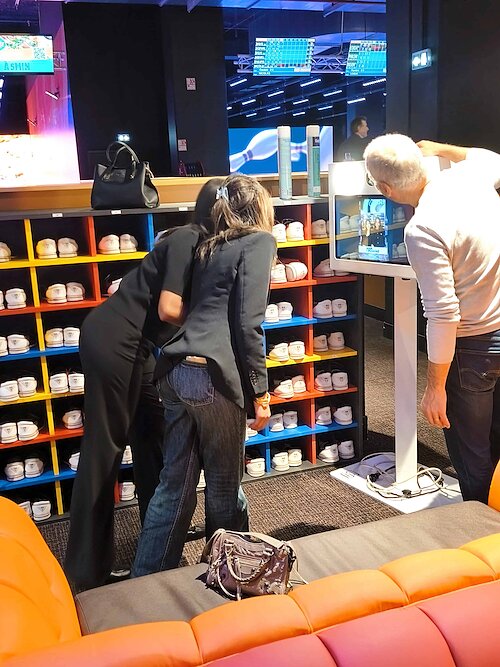 Collaborateurs réunis devant le photobooth pendant la soirée de cohésion du Groupe Sofibrie